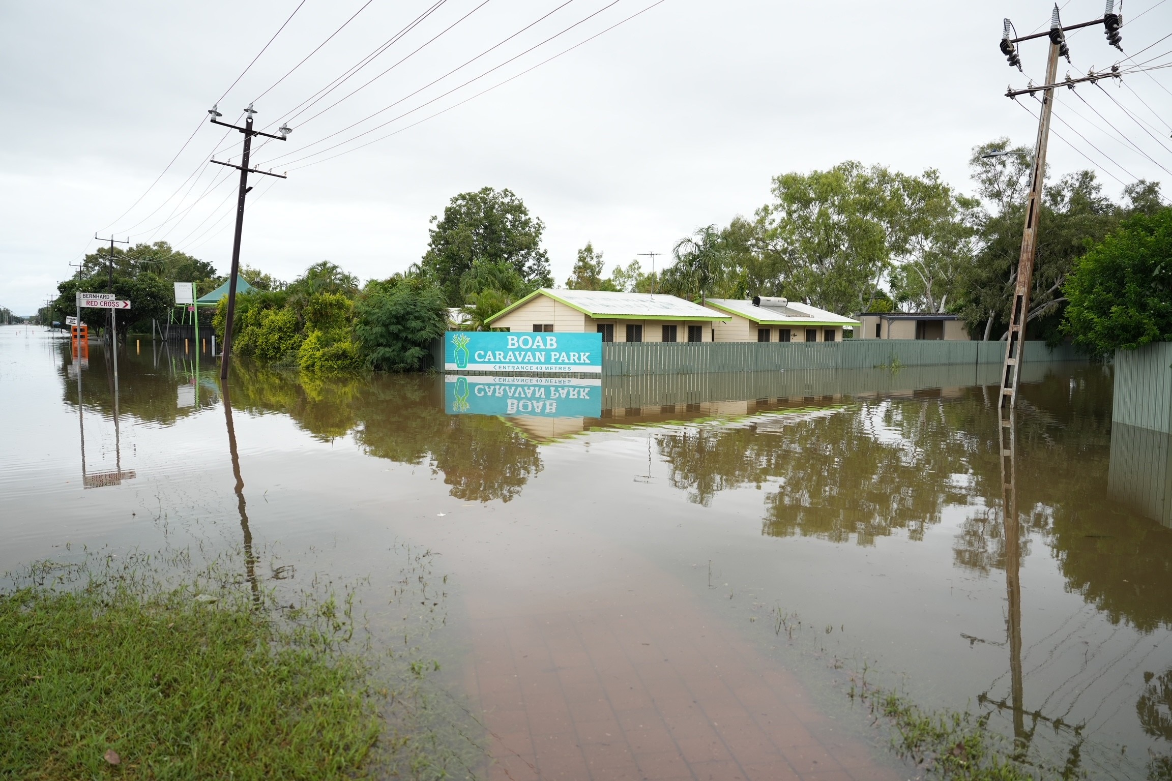 Las inundaciones rodean un parque regional de caravanas.