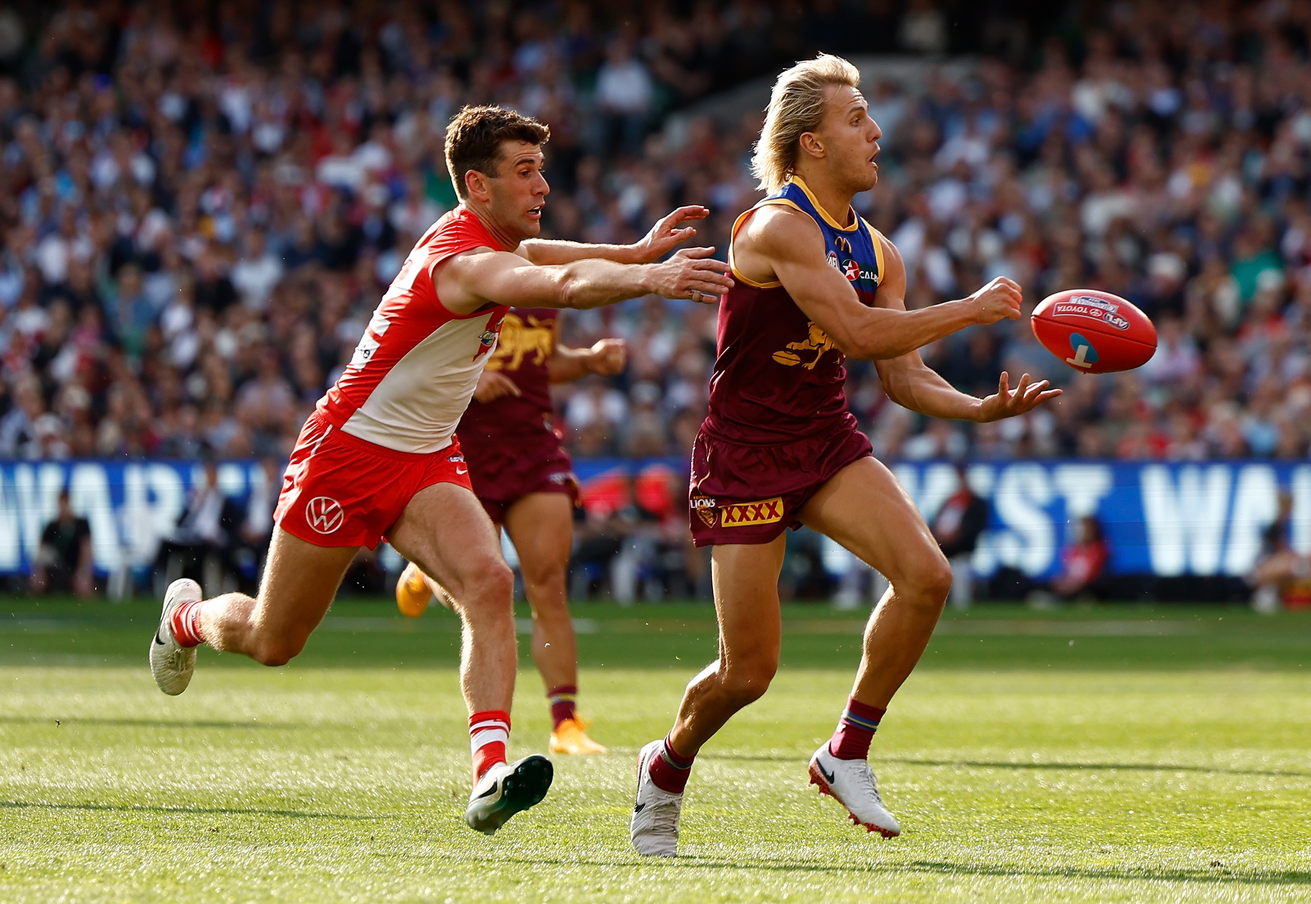 Robbie Fox chases Kai Lohmann in AFL grand final.
