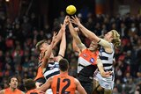 Giants and Cats enjoy a tight contest