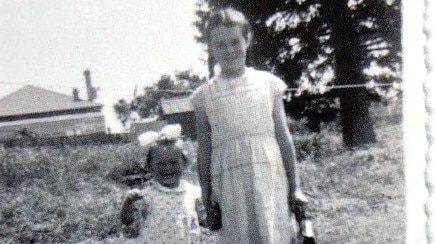 Black and white photo of Linda and her sister as young children.