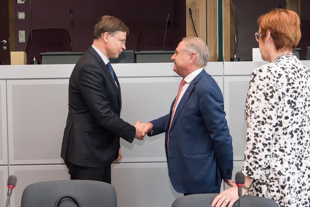 Two men shakes hands