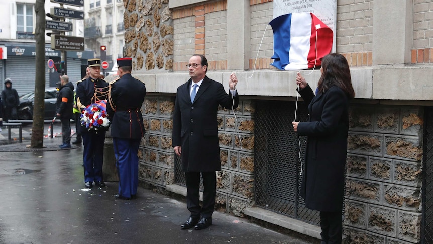 Francois ollande and Anne Hidalgo unveil a commemorative plague