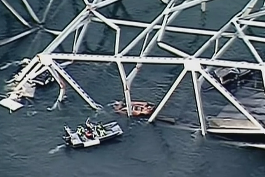 Cars fall into Skagit River in Washington