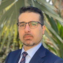 um homem com óculos posa