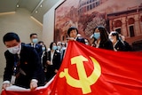 人们举着中国共产党的旗帜