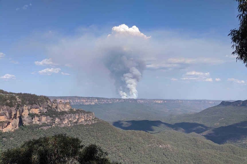Big smoke plume in the Blue Mountains National Park