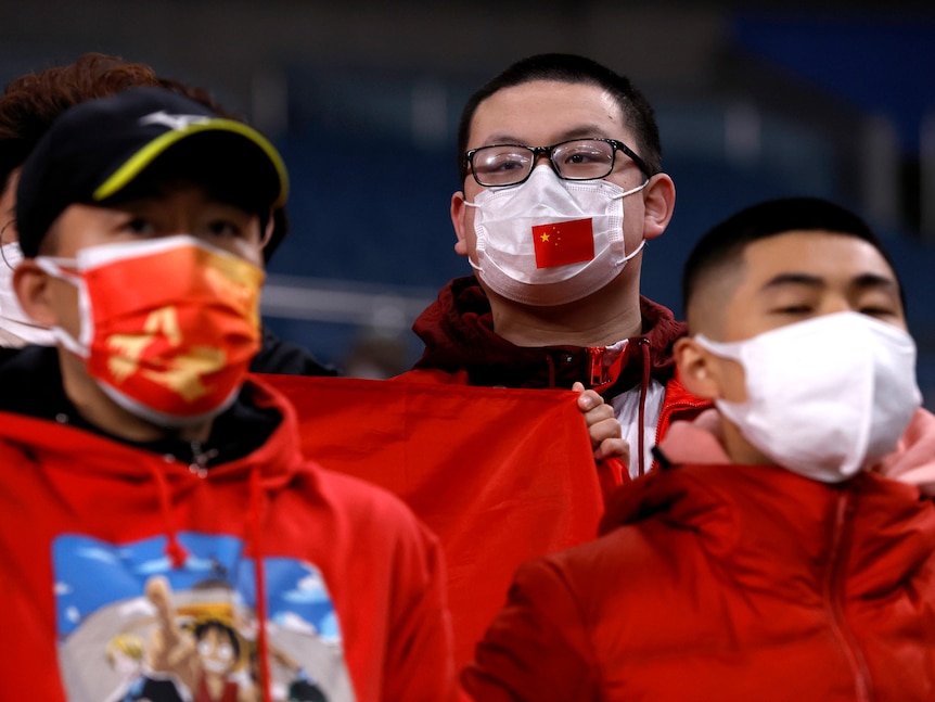Trois hommes chinois portant des masques. 