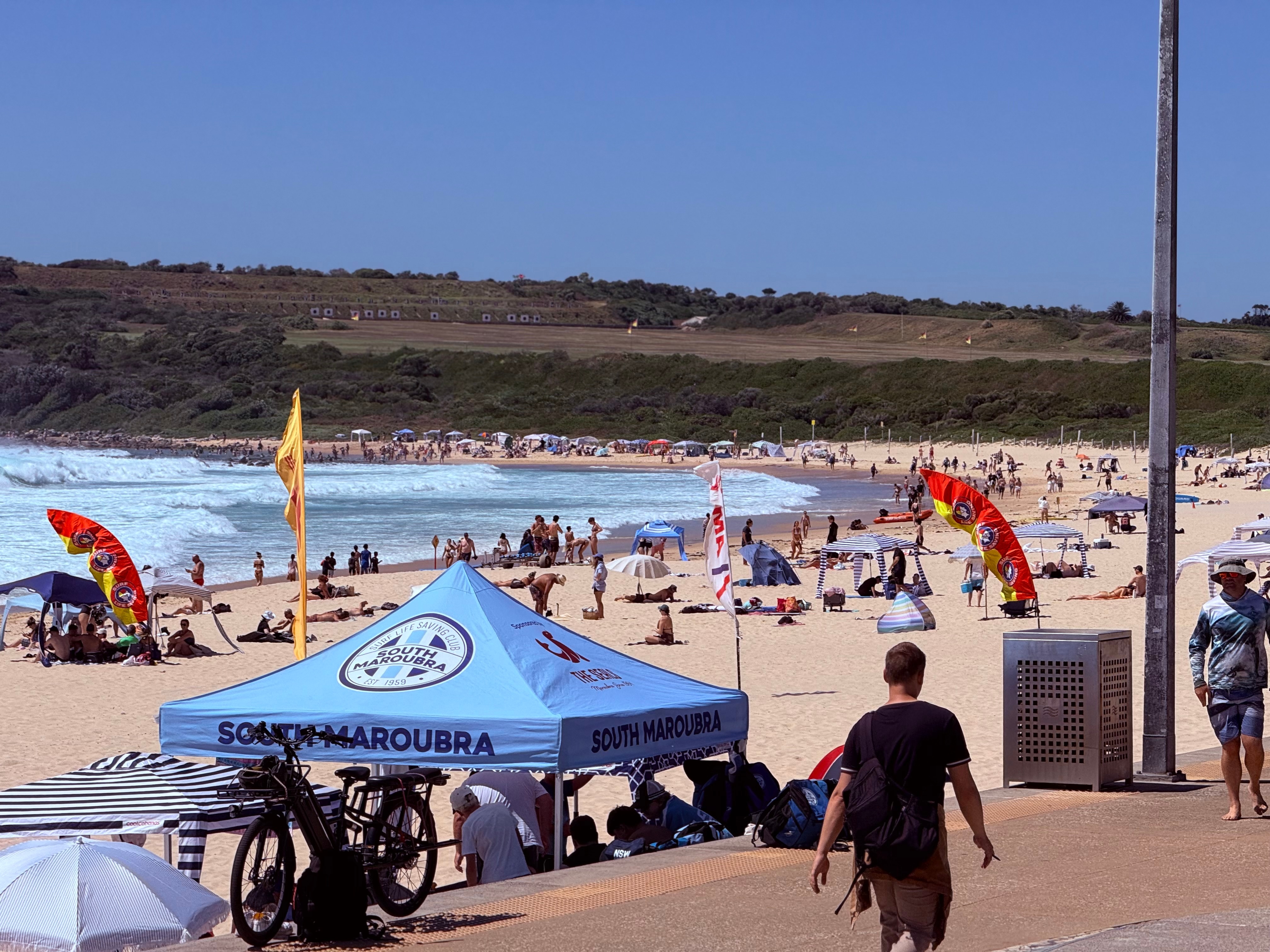 Banhistas na praia de Maroubra, em Sydney, durante uma onda de calor