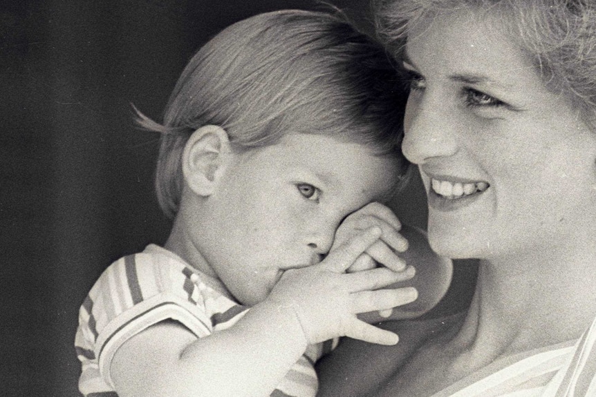 El joven príncipe Harry intenta esconderse detrás de su madre, la princesa Diana.