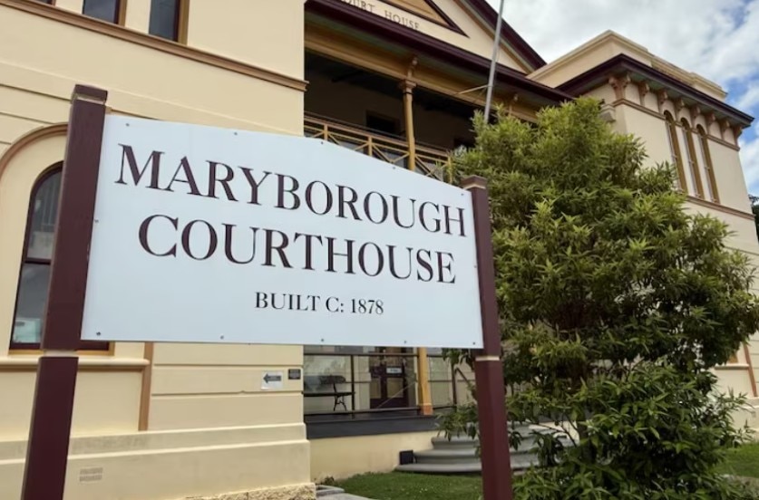 A sign that says "Maryborough Courthouse" outside a historic-looking building.