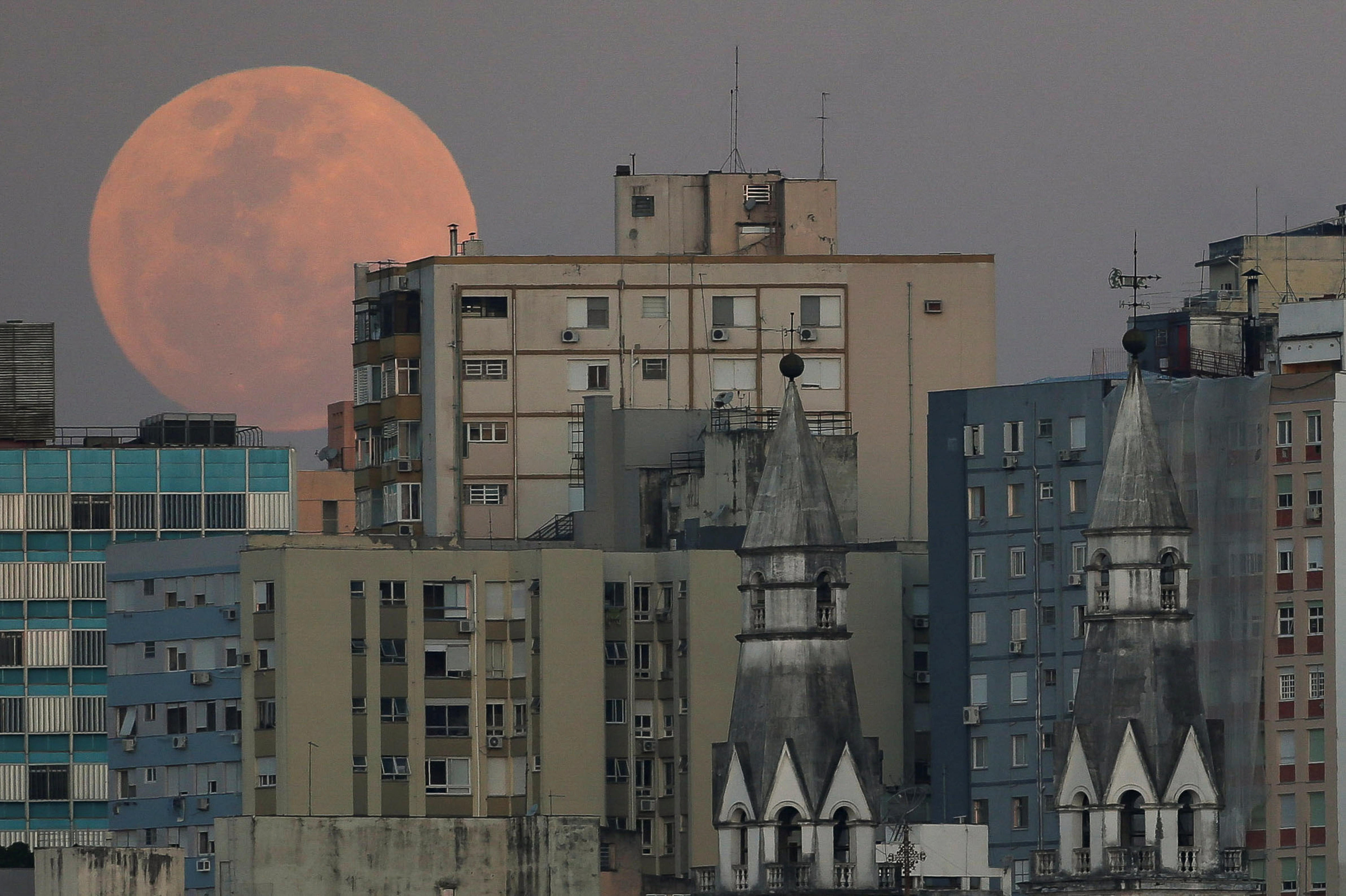 Луна сейчас фото A super-moon, known as the Blue Moon appears in France Photos GMA News Online