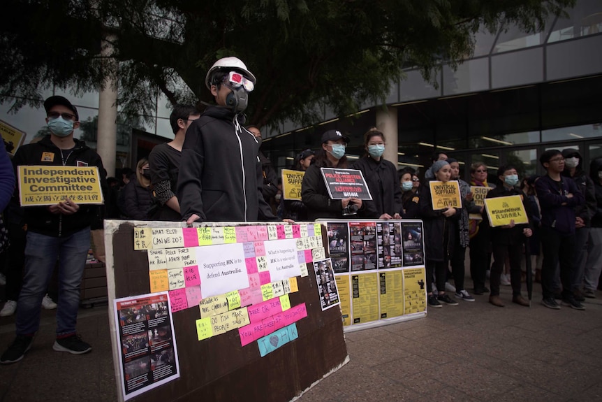 在阿德莱德香港示威者戴着口罩。