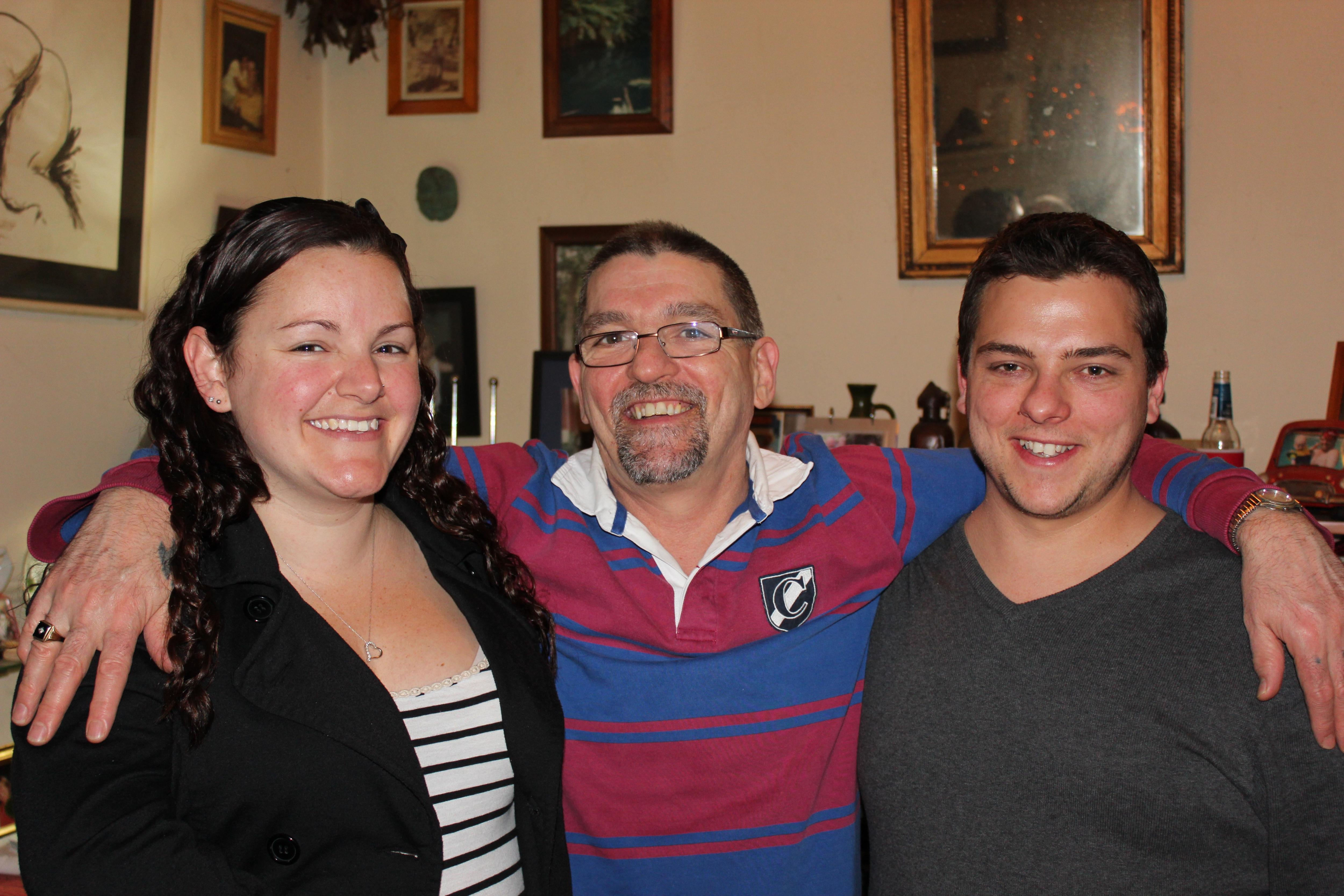 একদিকে এক যুবতী মহিলার চারপাশে এবং অন্যদিকে এক যুবককে ঘিরে তার অস্ত্র সহ বয়স্ক পুরুষের চিত্র