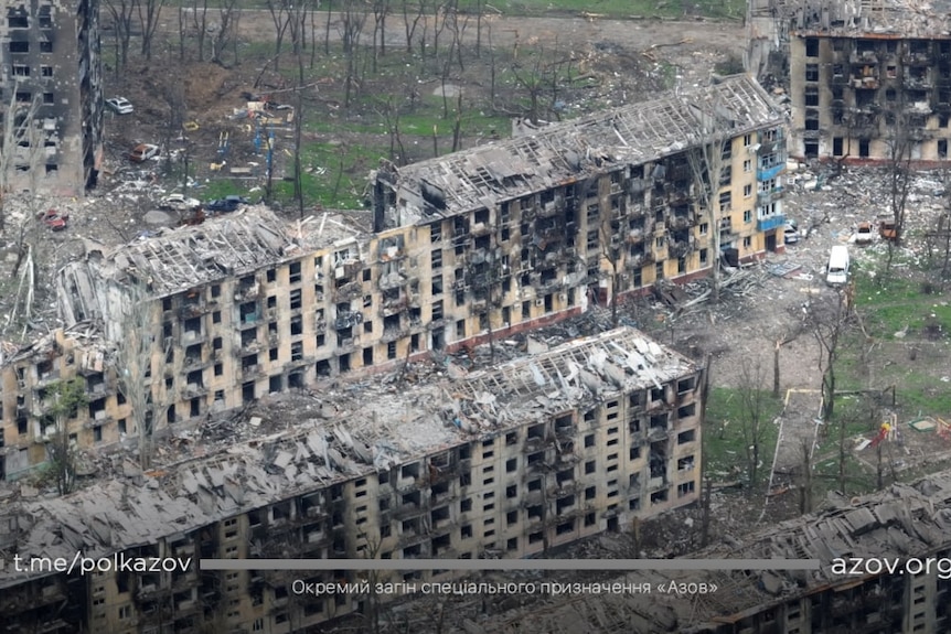 Una vista a volo d'uccello degli edifici danneggiati negli appartamenti Mariupol con segni neri.