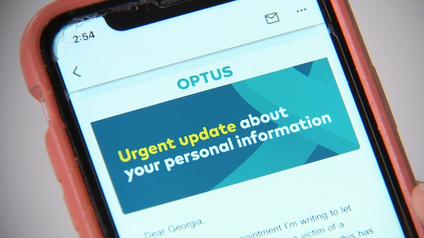 a phone screen showing an email from Optus that says "urgent updates"