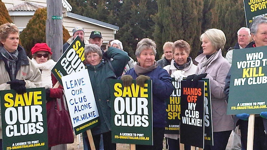 Club members rally against poker machine reform (Eleni Psaltis: ABC News)