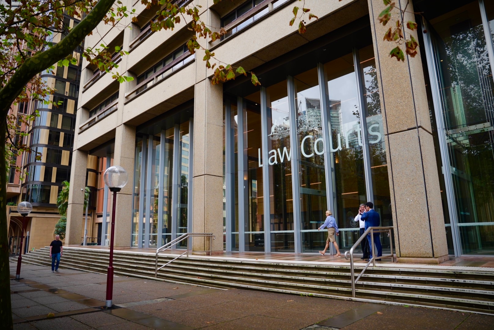 El exterior de un palacio de justicia.