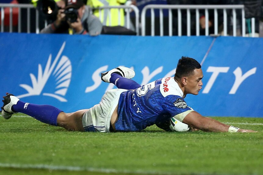 Ken Maumalo touches down for a Warriors try against the Broncos.
