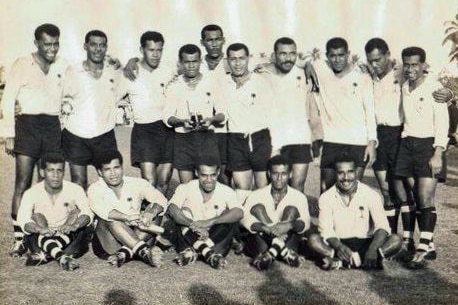 A black-and-white image of a rugby team.