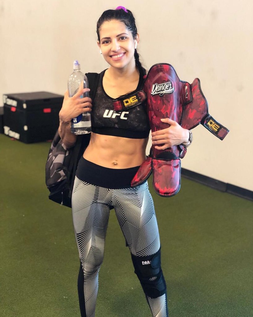 Polyana Viana, UFC fighter, beats up wouldbe thief in Rio after he