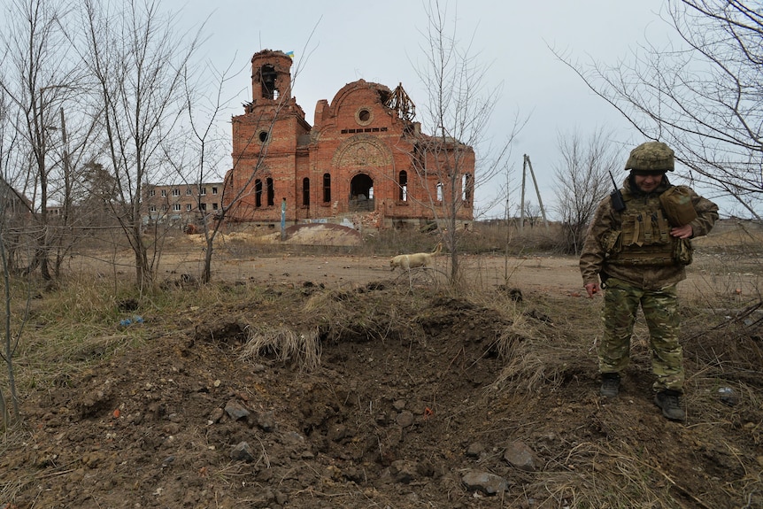 Un membre des forces armées ukrainiennes est vu à des positions de combat à Donetsk