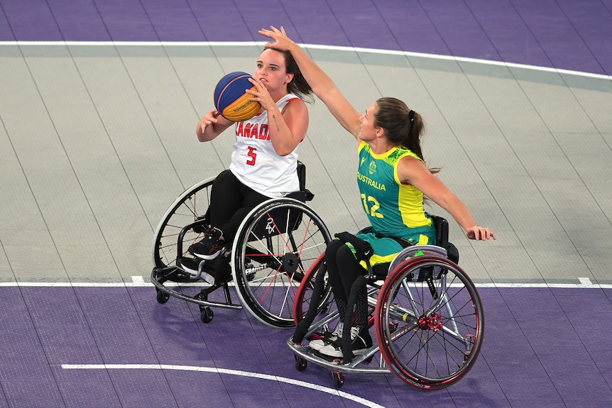 Georgia Inglis de Australia intenta bloquear un tiro de Elodie Tessier de Canadá en el baloncesto en silla de ruedas 
