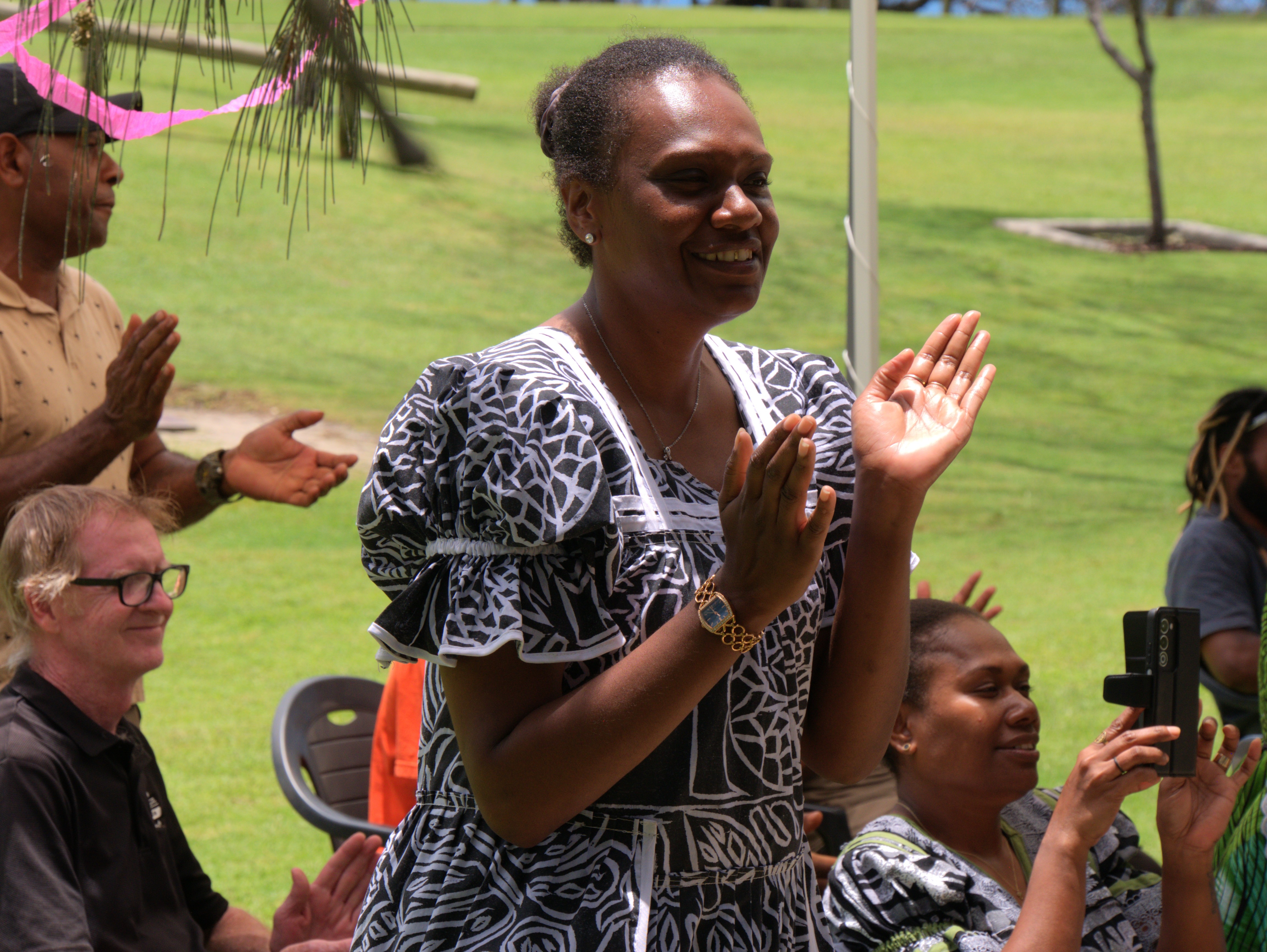 Una mujer de Vanuatu aplaude y sonríe