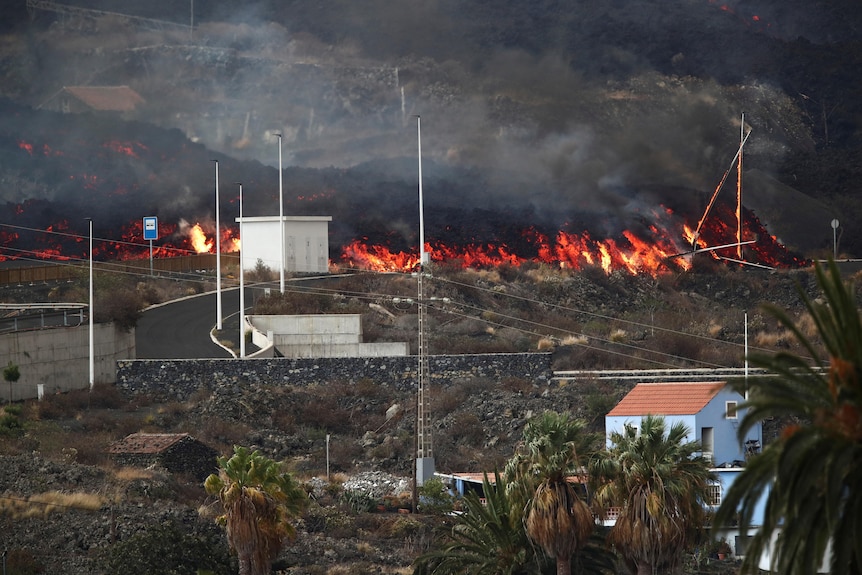 Cumbre Vieja volcano continues to erupt on La Palma