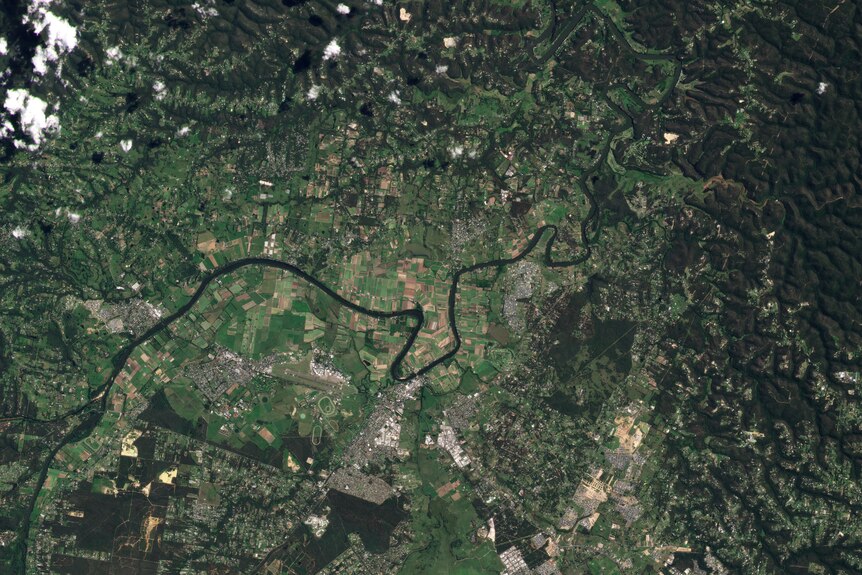 Vue aérienne d'une ville et d'une rivière sa plupart du temps vert