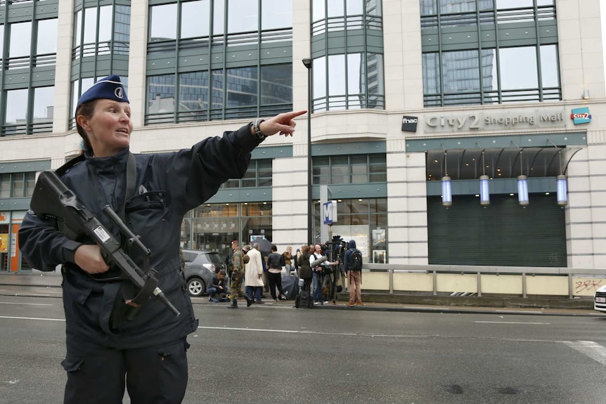 A policewoman pointing