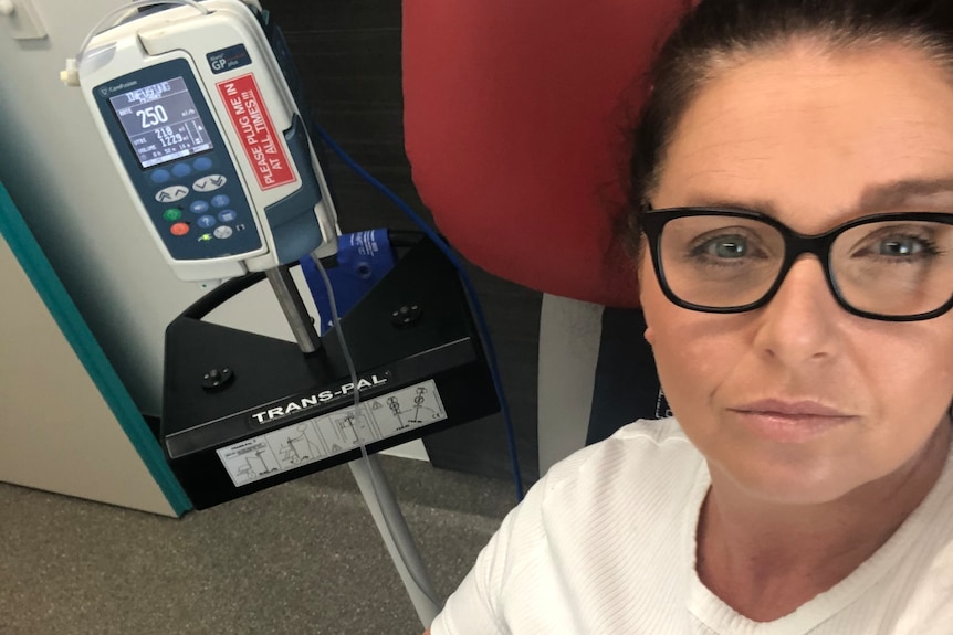 A selfie of Leisa Prescott hooked up to a machine in hospital.