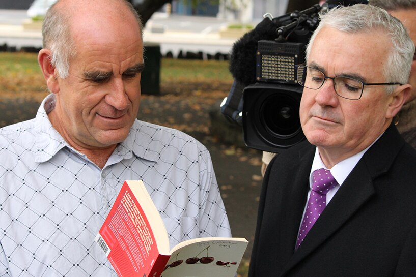 Historian James Boyce and Independent Member for Denison, Andrew Wilkie look at Boyce's book 'Losing Streak'.