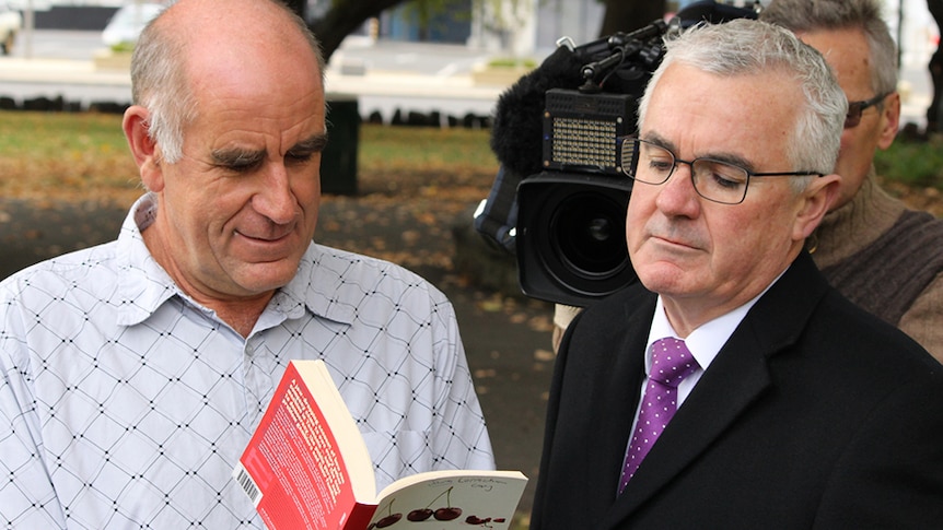 Historian James Boyce and Independent Member for Denison, Andrew Wilkie look at Boyce's book 'Losing Streak'.
