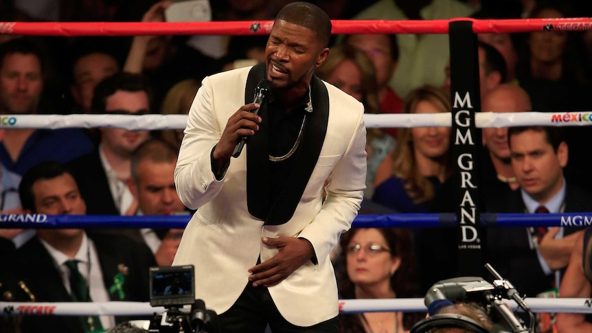 Jamie Foxx sings American national anthem