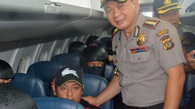 Denpasar police chief Djoko Hari Utomo with Andrew Chan.