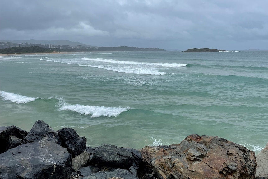 une vue sur la mer depuis une plage rocheuse. 