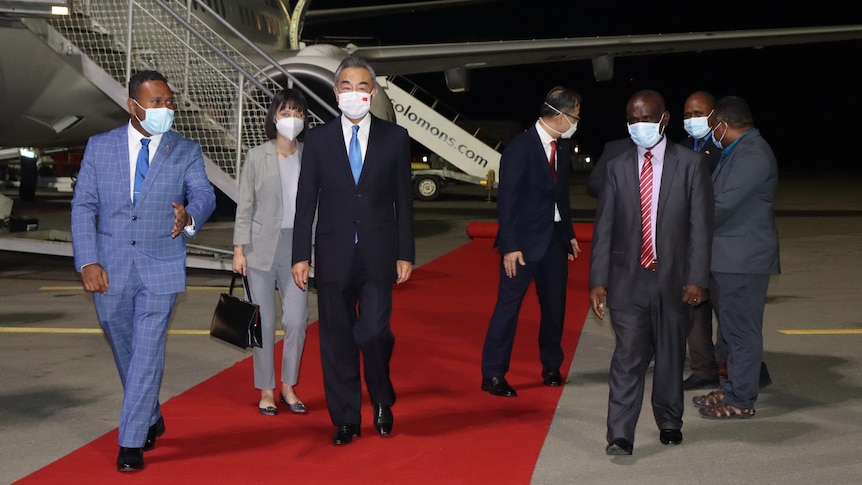 所罗门群岛外交部长耶利米·马内勒欢迎中国外交部长王毅。