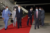 所罗门群岛外交部长耶利米·马内勒欢迎中国外交部长王毅。