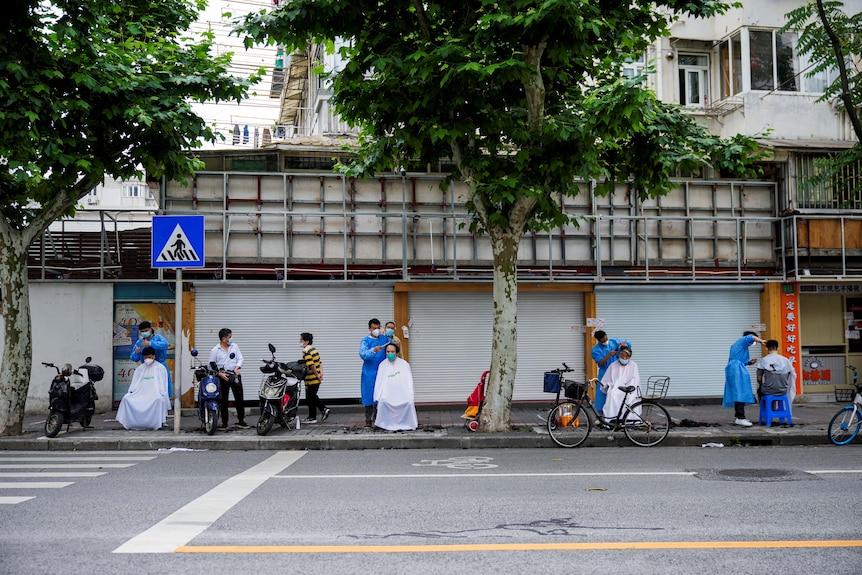 上海居民在街头理发。