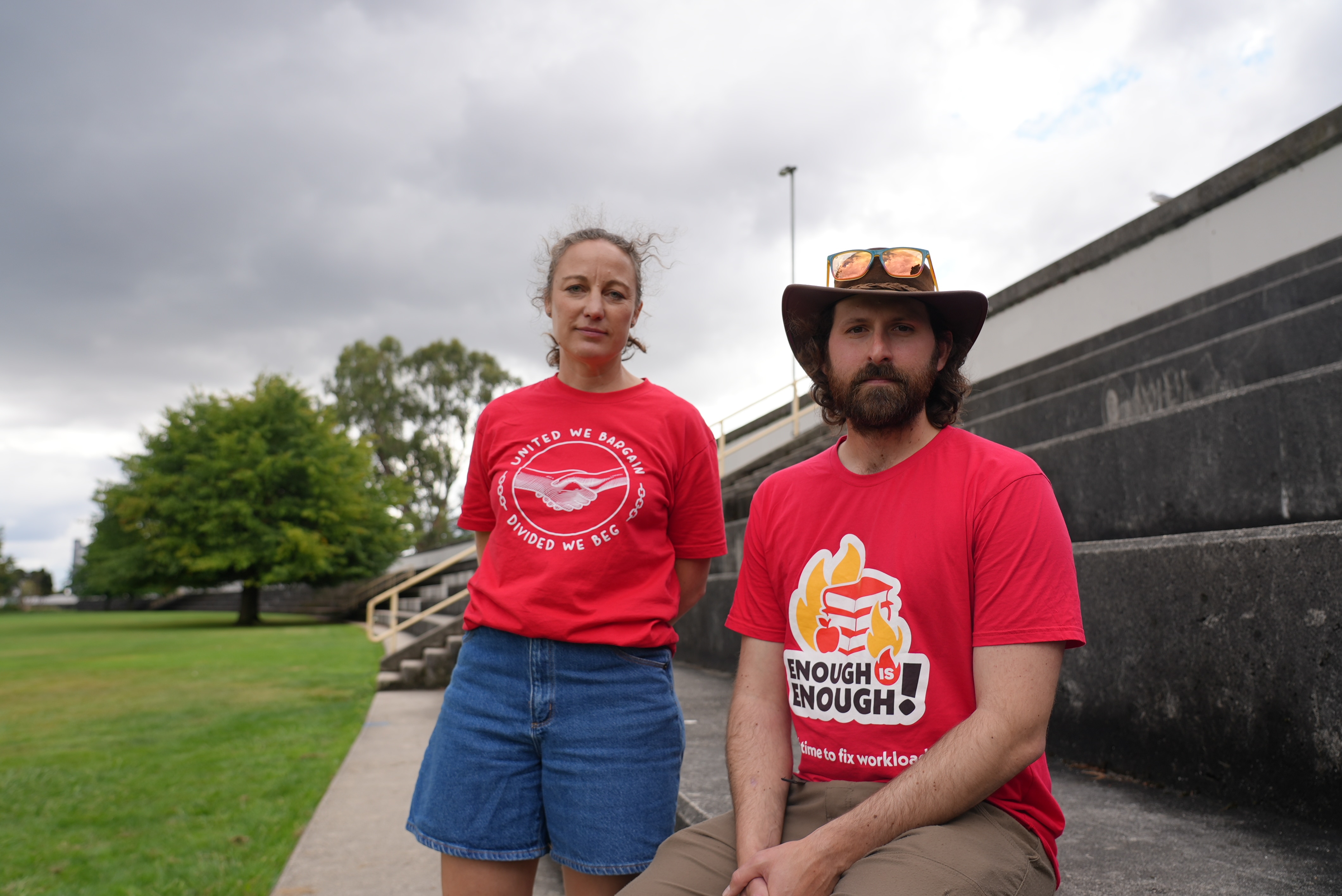 Imágenes de una manifestación con personas sosteniendo pancartas.