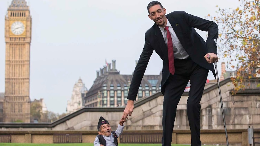 World's shortest man meets world's tallest man