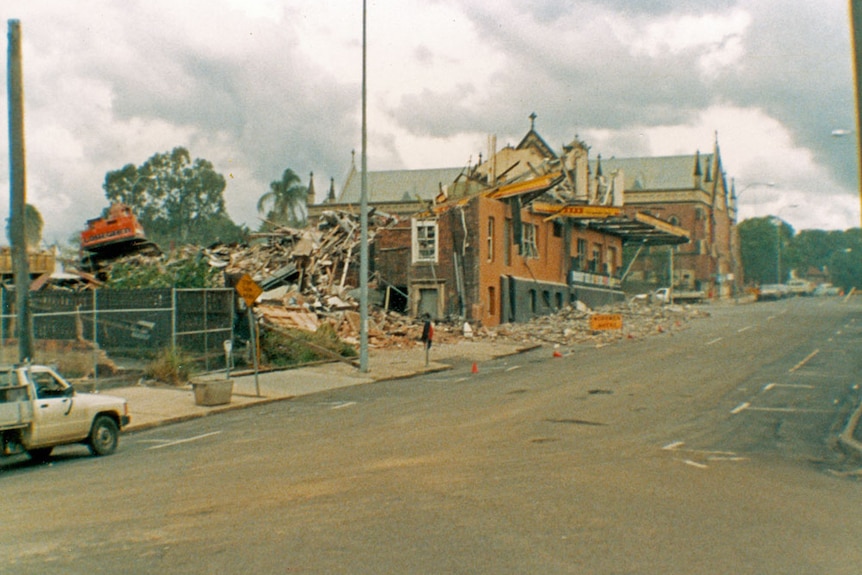 North Star Hotel in Ipswich being demolished in 1986