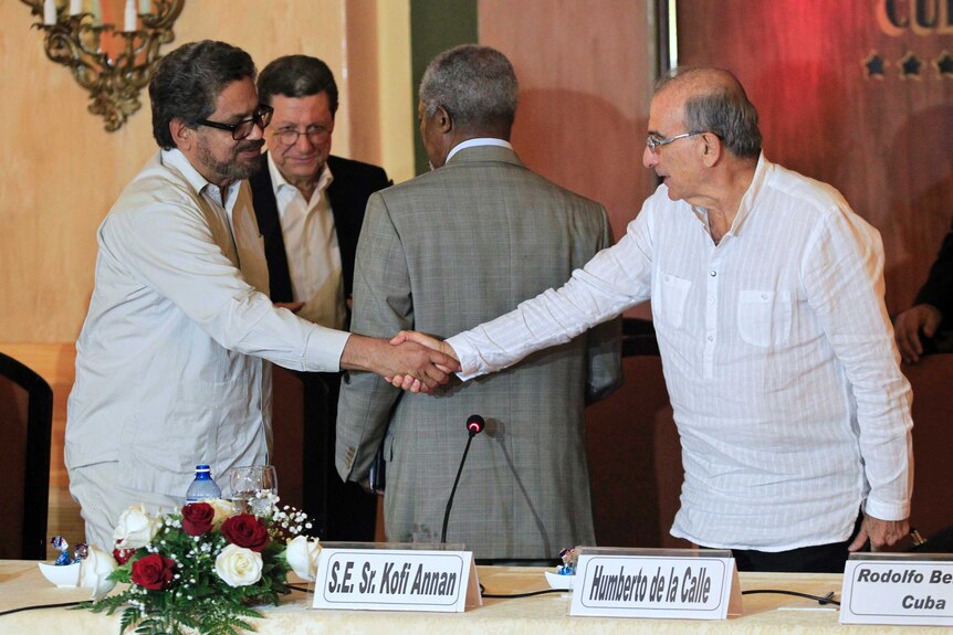 Ivan Marquez and Humberto de la Calle shake hands