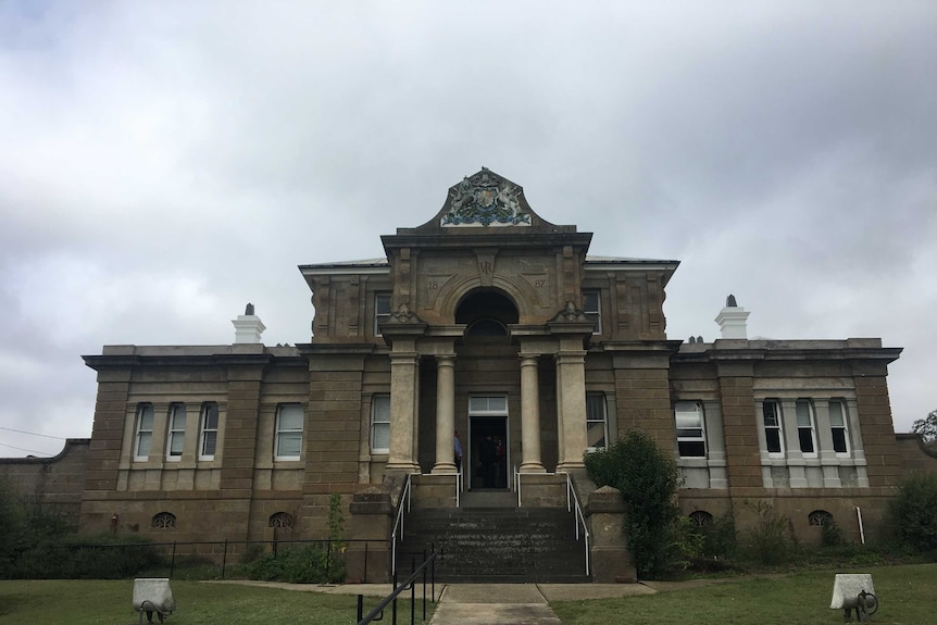 A picture of the front of the Cooma Local Court house.