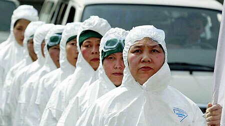 Chinese medical workers undergo SARS training.