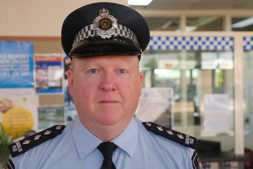 Un policier en uniforme.