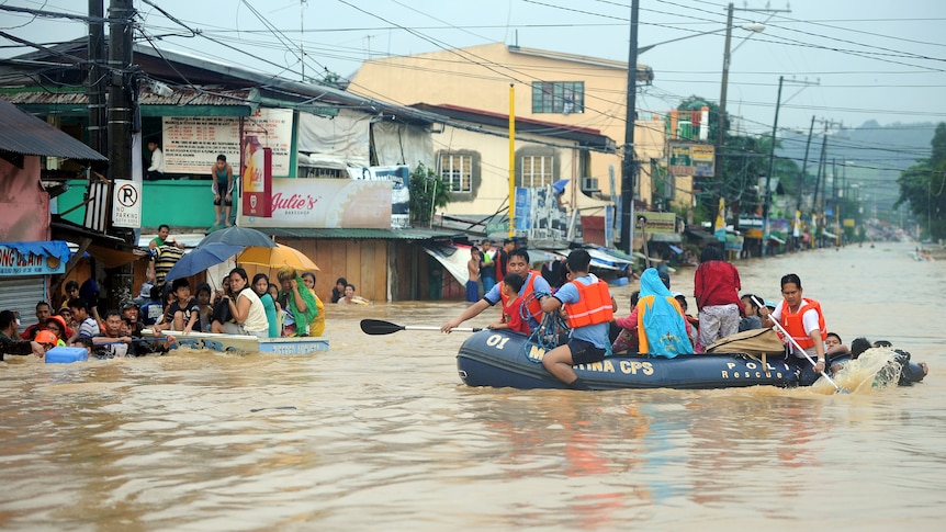 Flooding bring Manila to a standstill