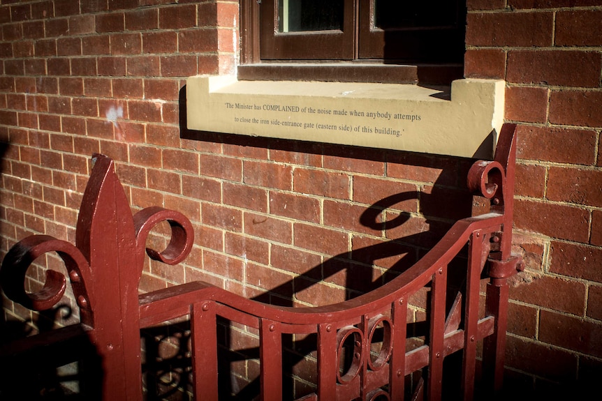 The side wall of 57 Murray Street is of red brick. The sandstone facade only covers the front.