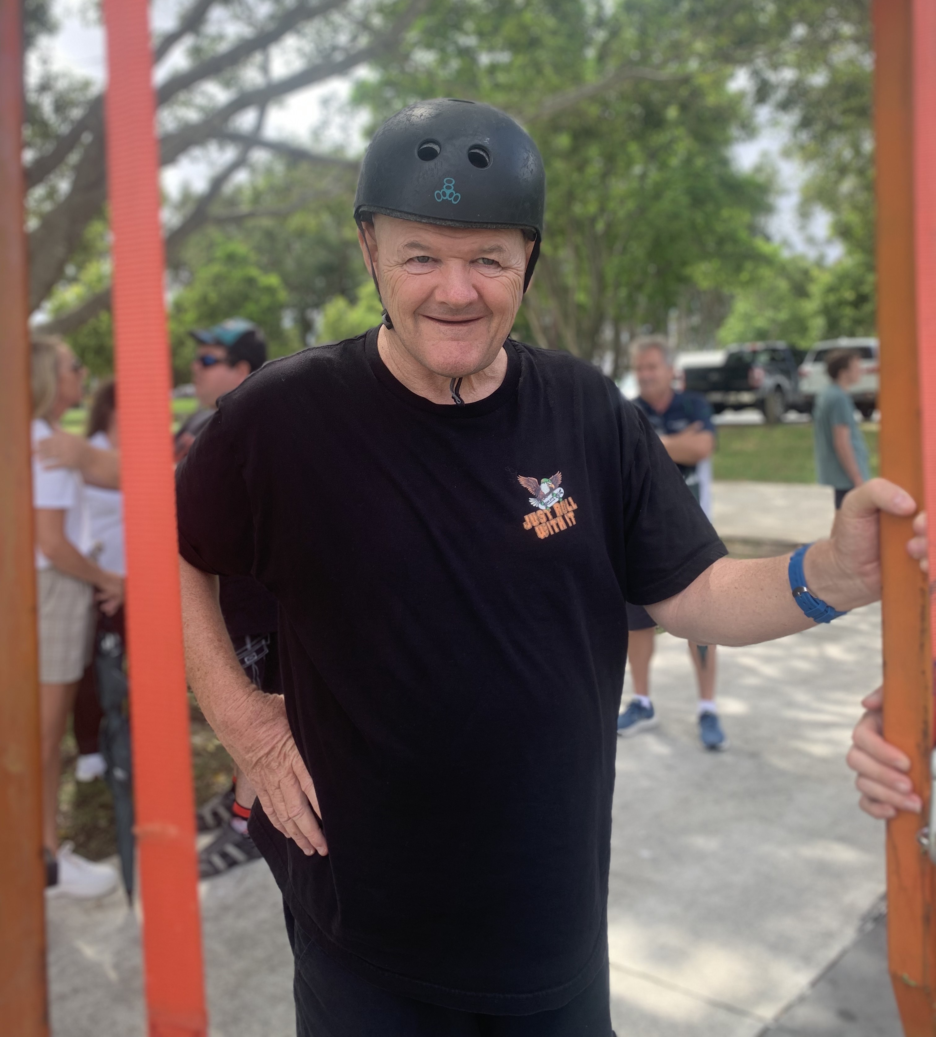 Homem de camiseta preta e capacete