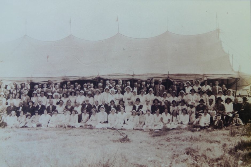 Kelompok pantekosta independent berkumpul di Brisbane tahun 1930an di depan tenda yang mereka gunakan untuk kebaktian.
